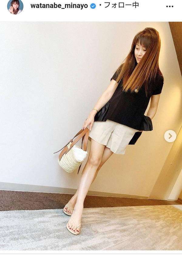 渡辺美奈代、ショートパンツ＆高級ブランドかごバッグの夏私服「美脚に惚れ惚れ」「完璧」の声