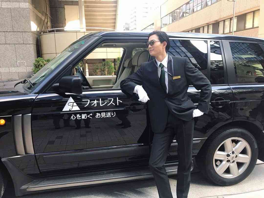 葬儀社で働いている人いますか？