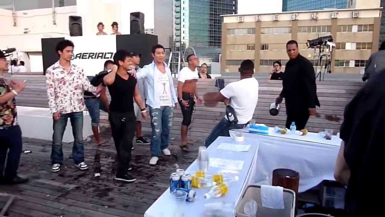 「喧嘩」 関東連合の石元太一と伊藤リオンVS黒人セキュリティ  Street fight - YouTube