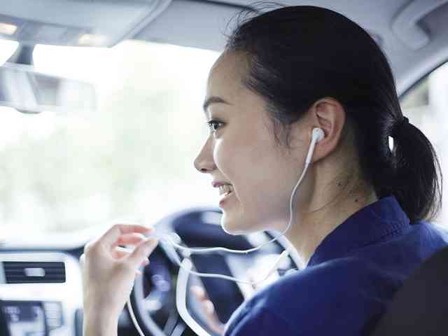 運転中にイヤホンを付けると違反になる？両耳・片耳でも違いがあるのか｜中古車なら【グーネット】