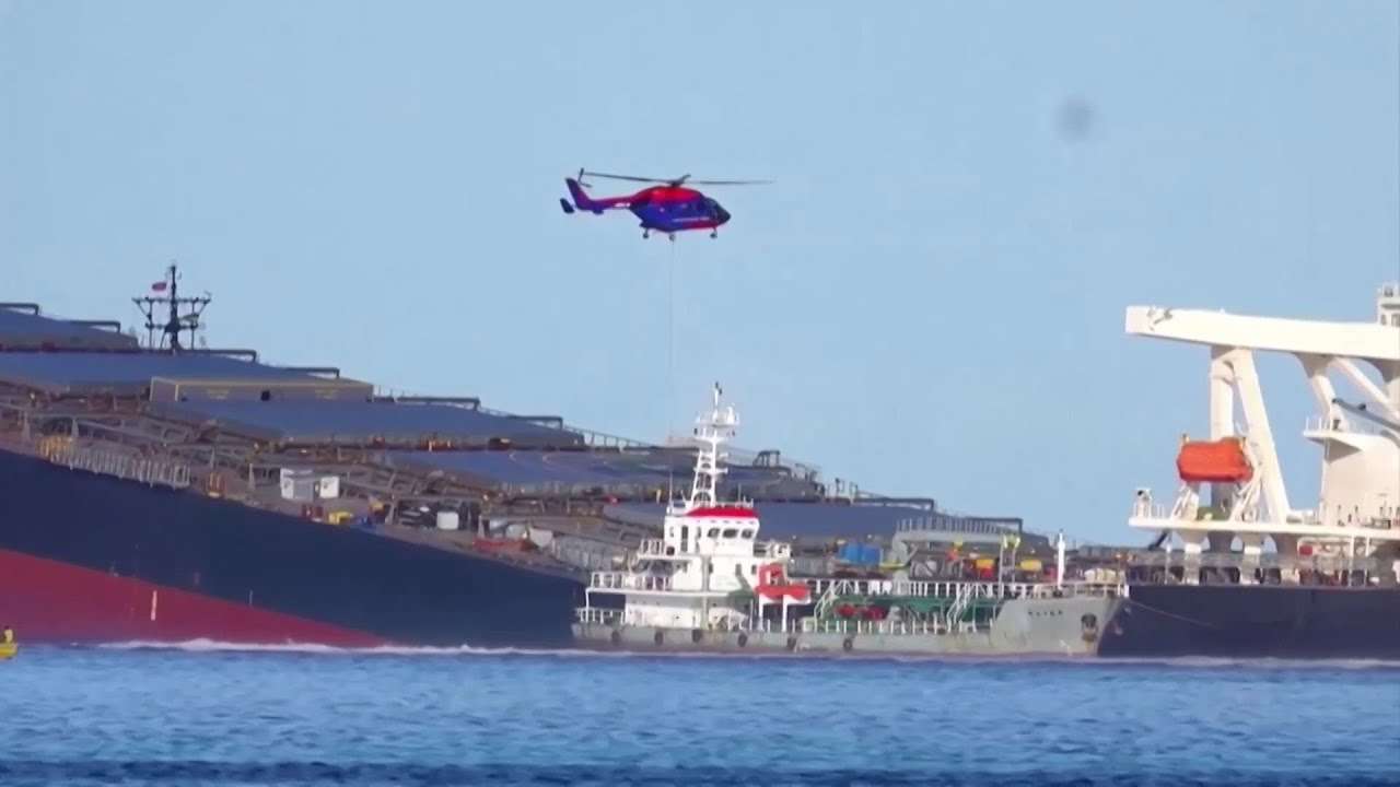 モーリシャス沖座礁船の重油抜き取り終了 - YouTube