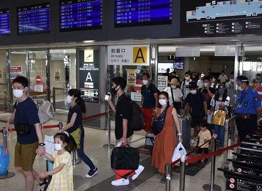 連休、お盆、沖縄に来県者続々　那覇空港に到着