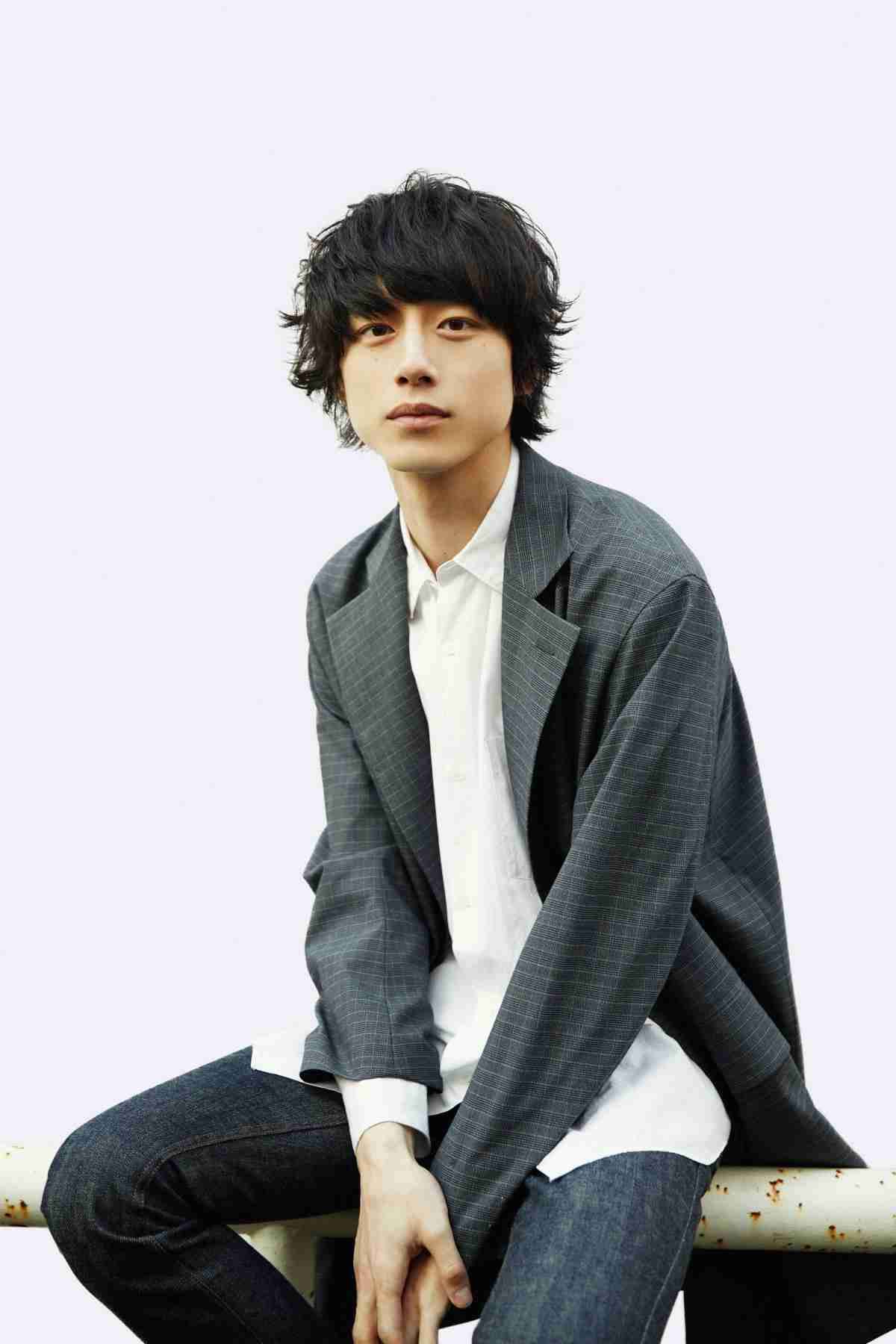 坂口健太郎、柴咲コウと初共演 『35歳の少女』で初恋の相手役に