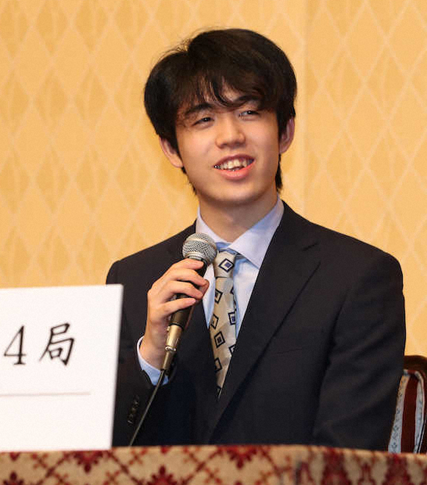 藤井棋聖　2冠奪取へ　師匠の杉本八段が新たな羽織を贈る　― スポニチ Sponichi Annex 芸能