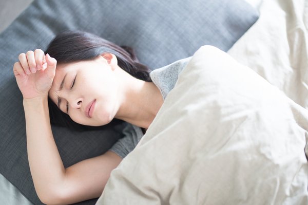 「エアコンを一晩中つけること」睡眠のプロが熱帯夜の快眠術“5つのテクニック”を解説