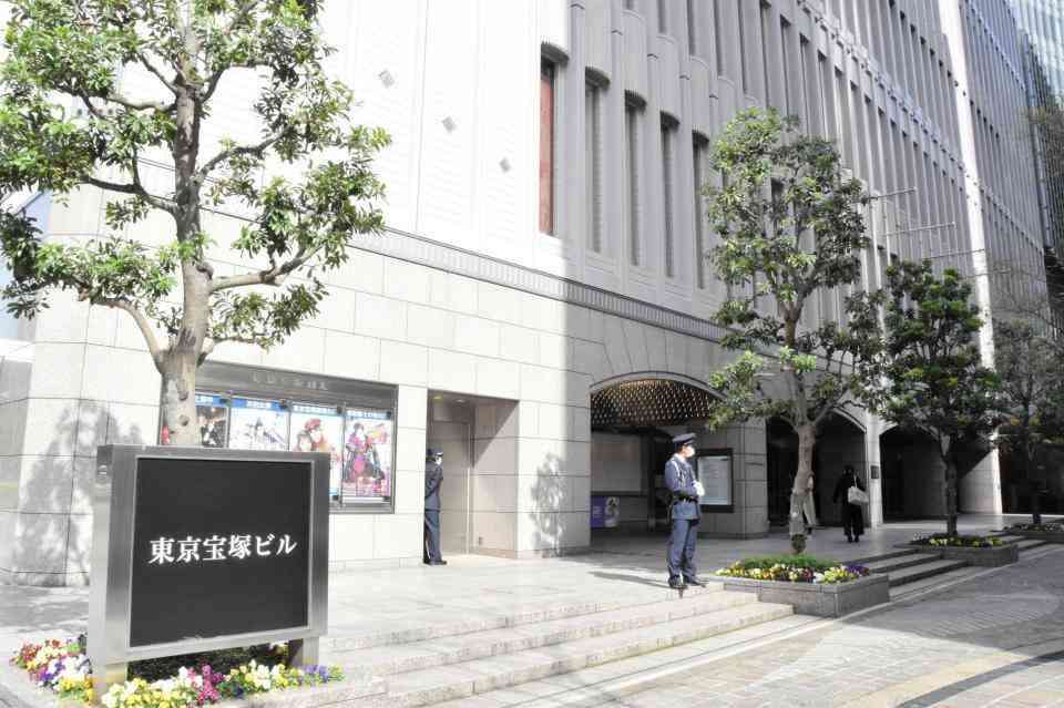 宝塚、東京宝塚劇場で再開　ファン「大歓声」「拍手大きかった」　ほぼ満員、大半マスク姿