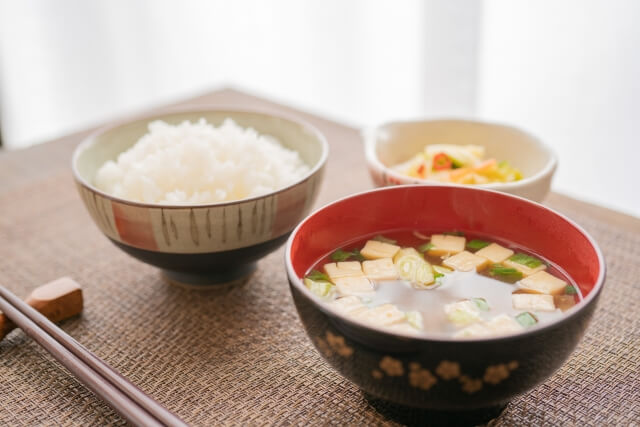 「白米とおかずを一緒に口に入れる夫が気持ち悪い」妻の投稿に「家での飯くらい自由に食べさせてくれ」の声