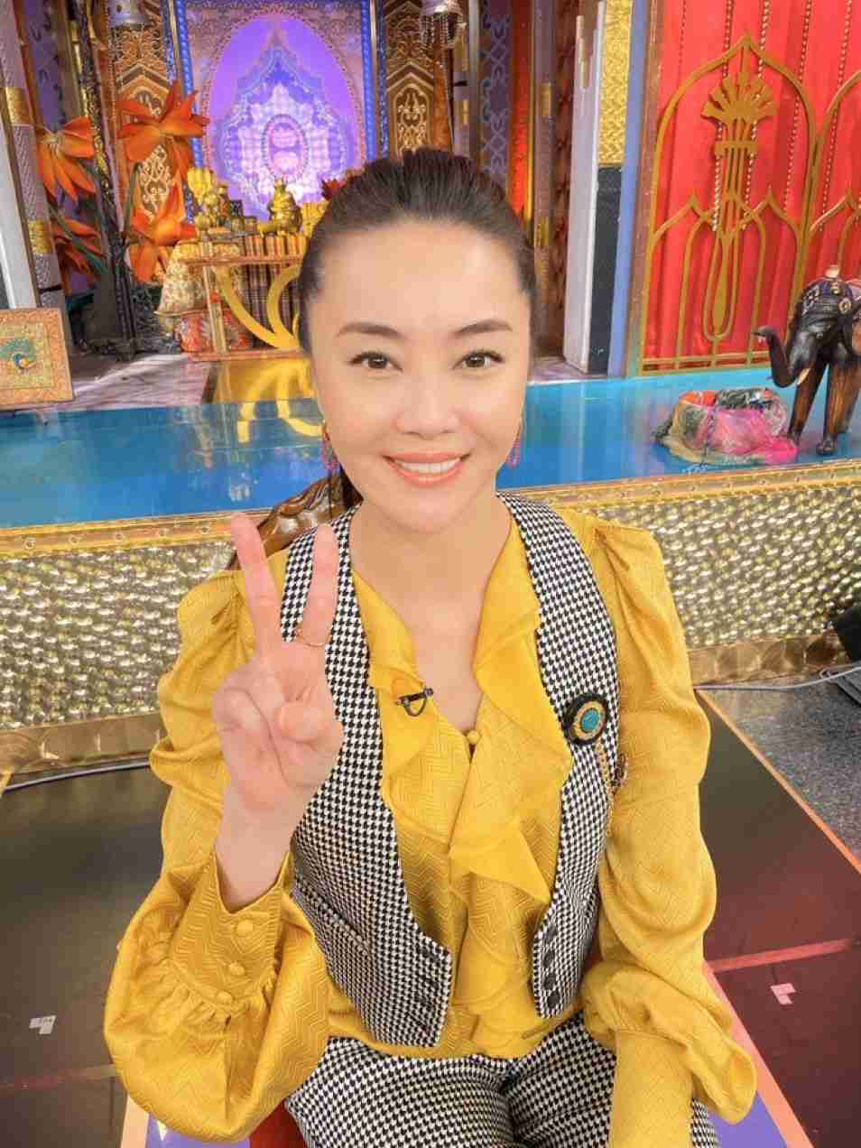 観月ありさ、太ももあらわな美脚ショット「信じられない長さ美しさ」「見とれました」