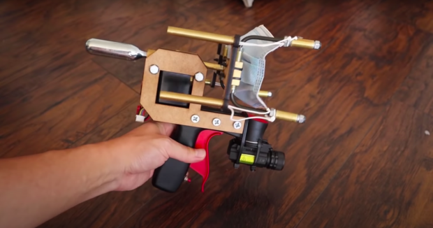 【対迷惑客用】マスクをつけない人に強制装着させる”マスク発射機”をYoutuberが開発！！