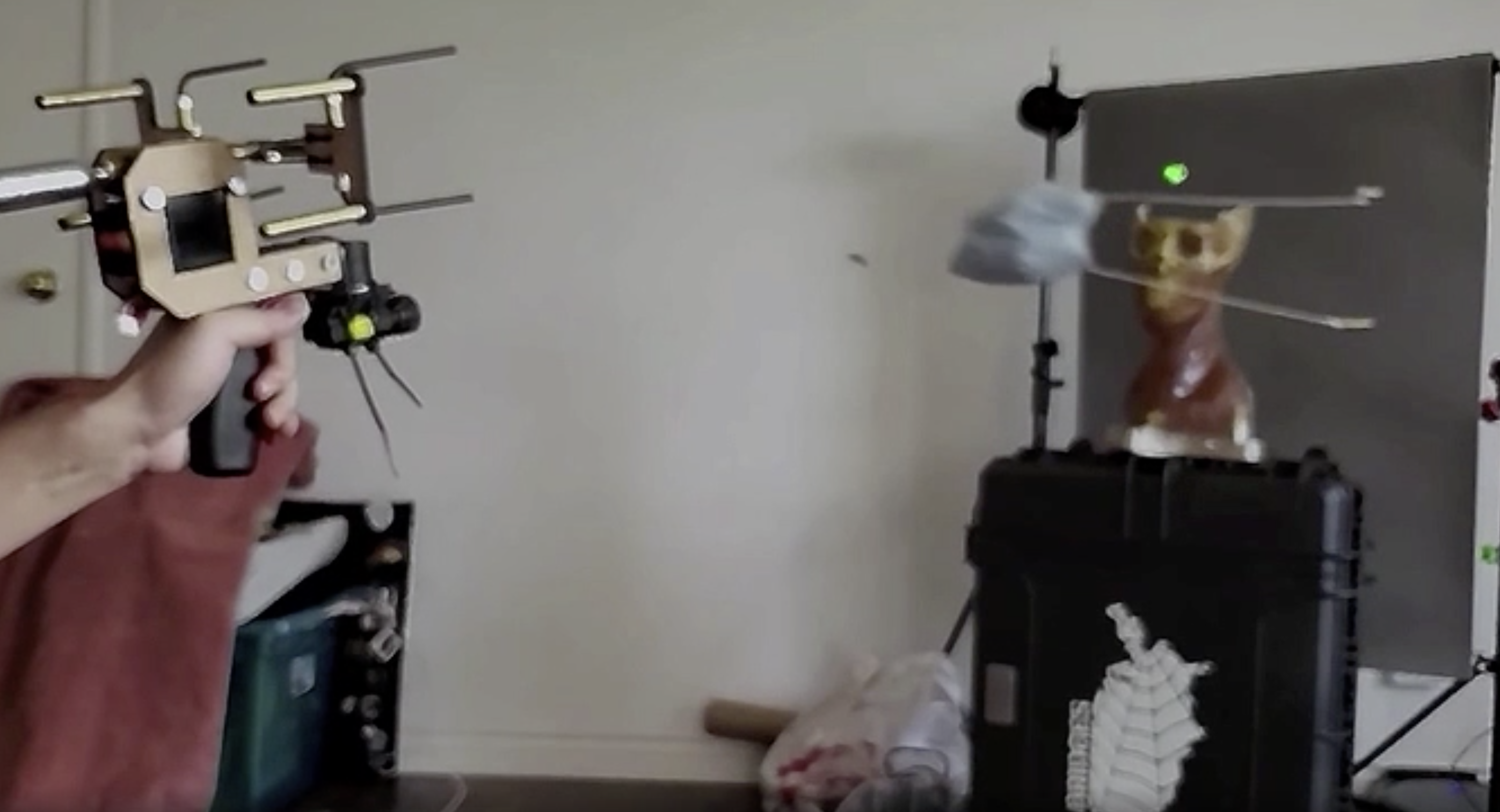 【対迷惑客用】マスクをつけない人に強制装着させる”マスク発射機”をYoutuberが開発！！