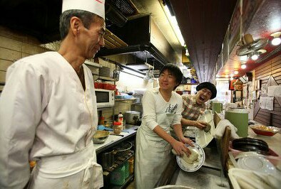 皿洗い30分でタダ TVなどで取り上げられた餃子の王将出町店が閉店へ