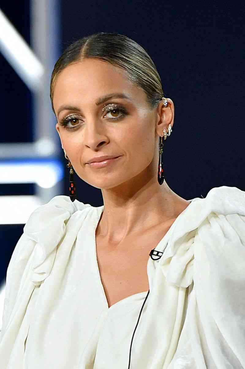 パリス・ヒルトン、10代のときの虐待経験を告白「朝から晩まで怒鳴られ、体罰を受けた」