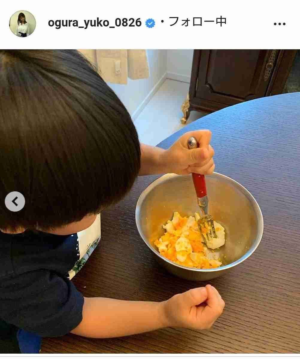 小倉優子、8歳長男と3歳次男が料理のお手伝い「頼れるお兄ちゃんたち」「偉いですね」の声