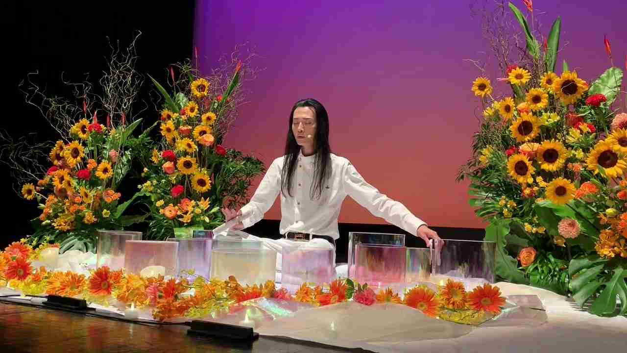 ヤンタラジローによるアルケミークリスタルボウル と歌 によるサウンドヒーリング - YouTube