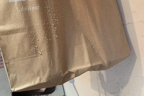 ユニクロの有料紙袋は本当に頑丈か　霧吹きとダンベルで検証すると衝撃の結果に