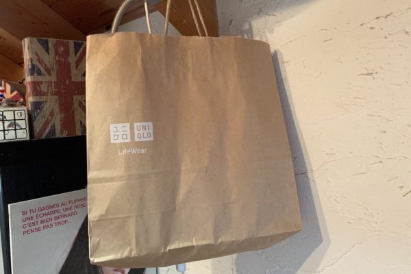 ユニクロの有料紙袋は本当に頑丈か　霧吹きとダンベルで検証すると衝撃の結果に