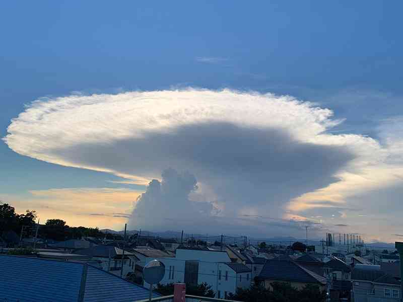 関東南部、遠方の空に「かなとこ雲」が出現