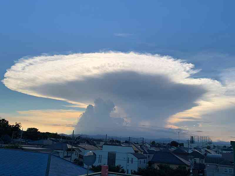 関東南部、遠方の空に「かなとこ雲」が出現（ウェザーニュース） - Yahoo!ニュース