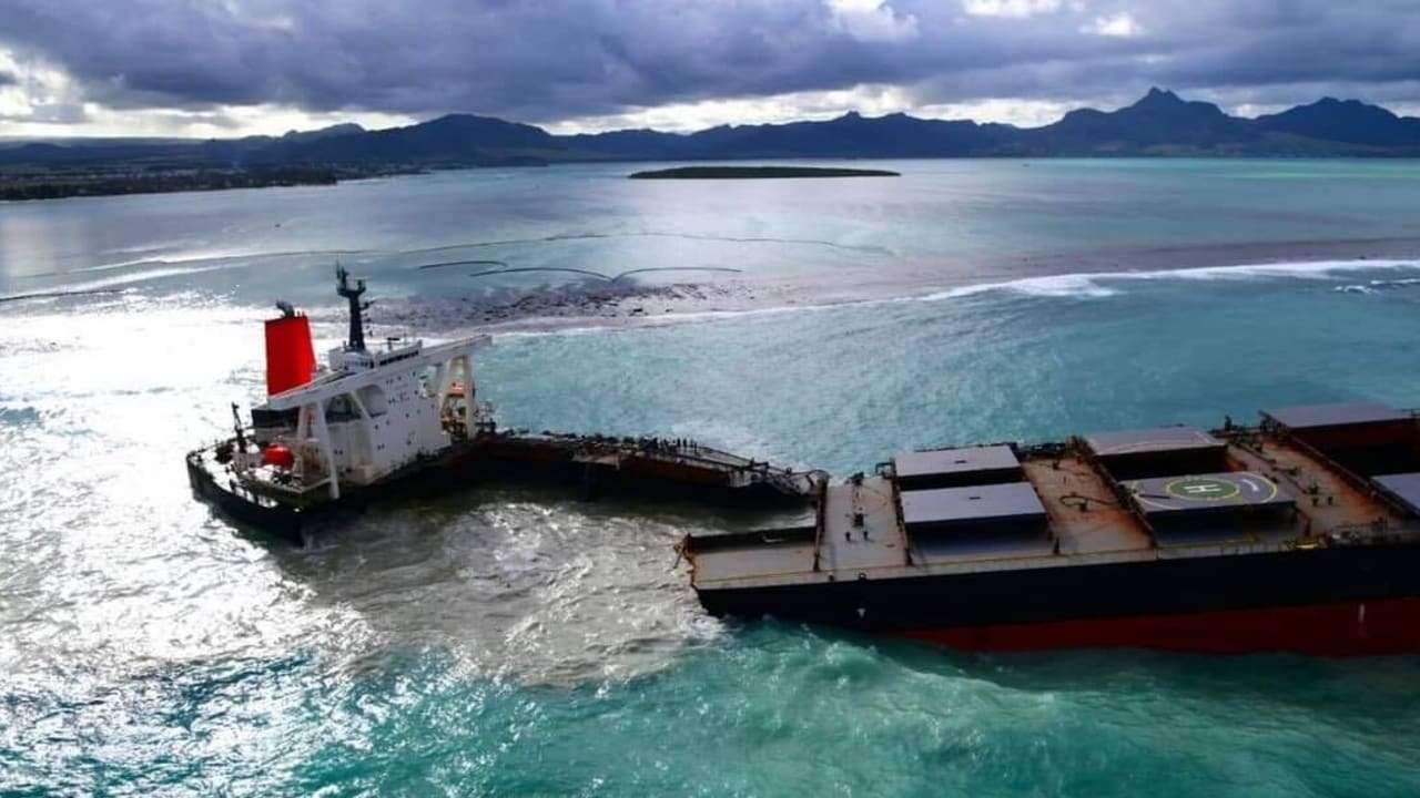 モーリシャス 座礁貨物船が2つに割れる さらなる重油流出懸念