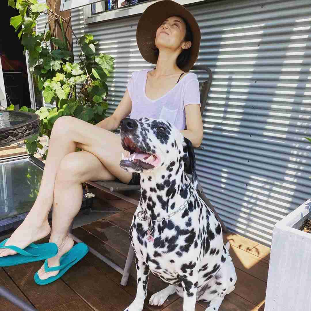 高岡早紀 “娘セレクト”のビキニで自宅の屋上でプール遊び「艶やか」「優雅ですね」