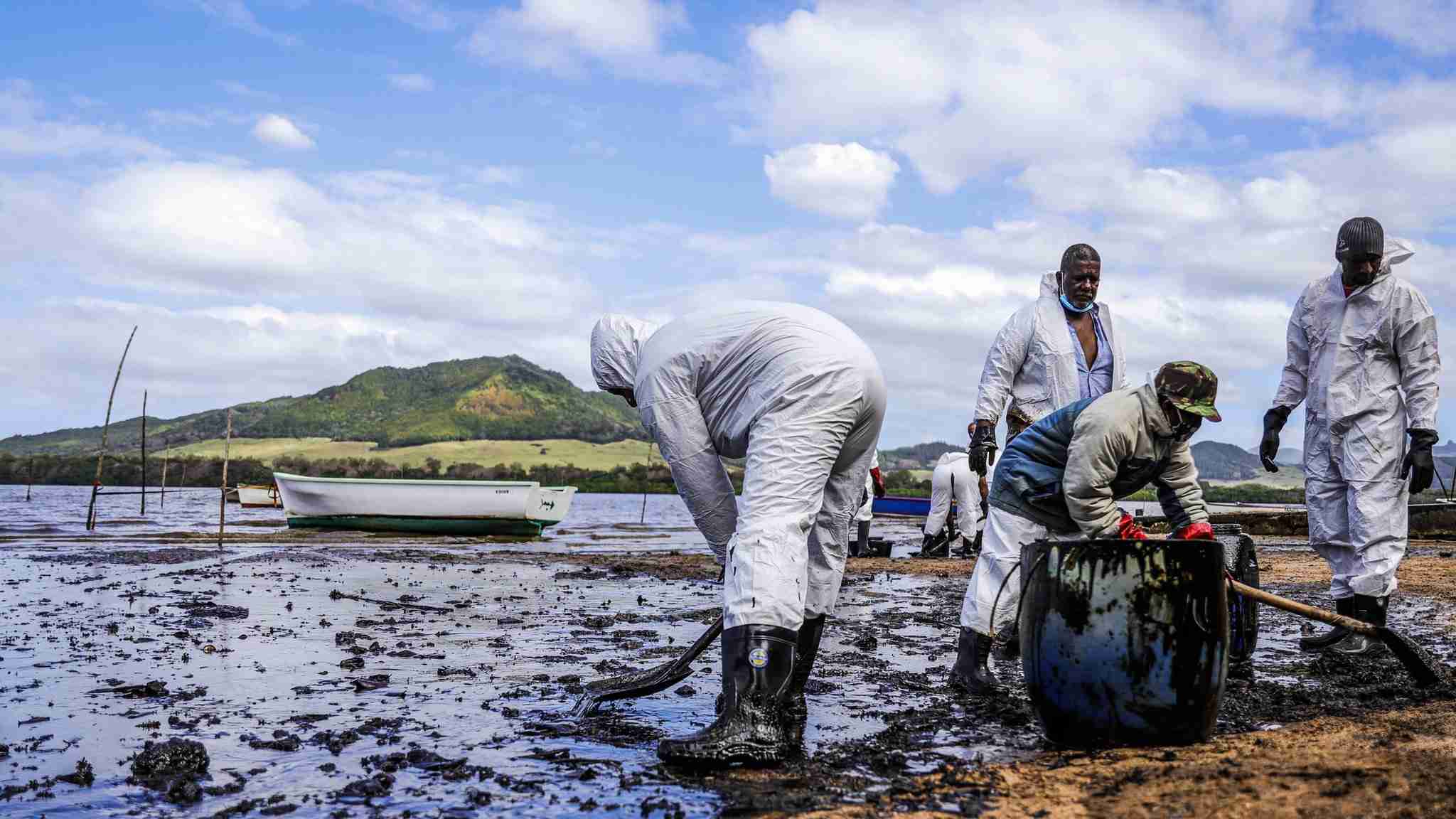 Mauritius oil spill: Locals use straw, tights and hair to contain the damage - CBBC Newsround