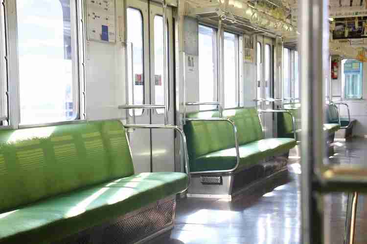 コロナ禍の「電車内飲食」に苛立ちの声続々　「マスク外してまでなぜ？」 | マネーポストWEB