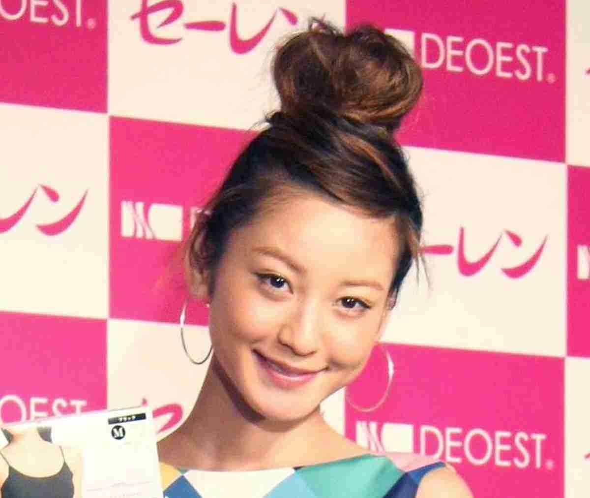 西山茉希、背中ほぼ“全開”大胆デザインのトップス姿に「まぶしいいー」「鎖骨綺麗すぎ」の声