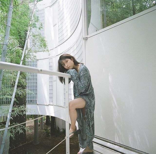 川島海荷、美脚あらわな大胆ショット披露「太ももが色っぽい」「目のやり場に困ります」