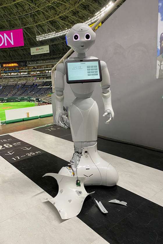 【プロ野球】ソフトバンクのロボット応援団に打球直撃…　バレンティンの柵越えが1台200万円のPepperを破壊