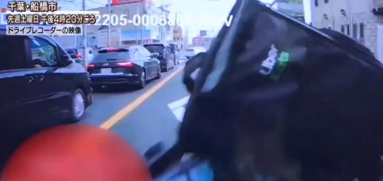 Uber Eats配達員のバイクが車に追突？そのまま走り去られる