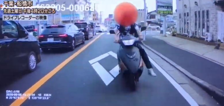 Uber Eats配達員のバイクが車に追突？そのまま走り去られる