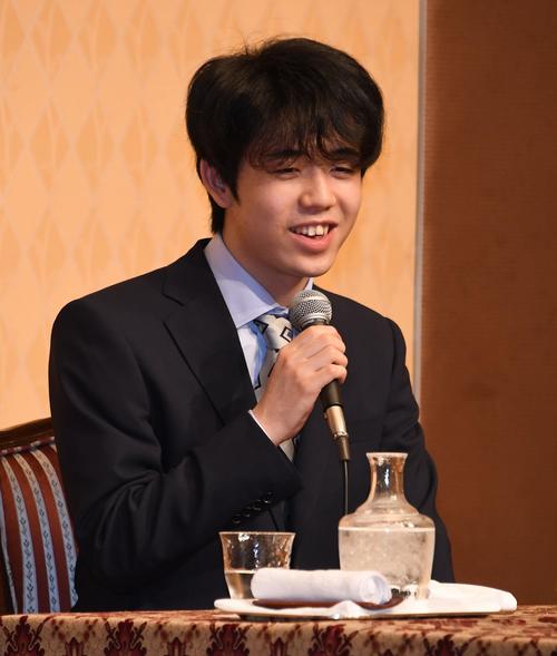 ２冠王手の藤井棋聖、“年下記者”の質問にタジタジ - 社会 : 日刊スポーツ