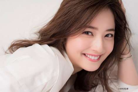 佐々木希『24時間TV』笑点コーナーに出演　テツトモとの生演芸＆大喜利の座布団運び初挑戦「緊張しています」 | ORICON NEWS