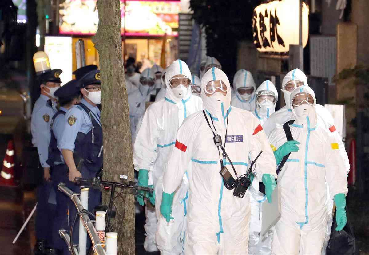 歌舞伎町ホスト逮捕　コロナ警戒、警視庁捜査員が防護服姿で店を捜索　女性恐喝容疑
