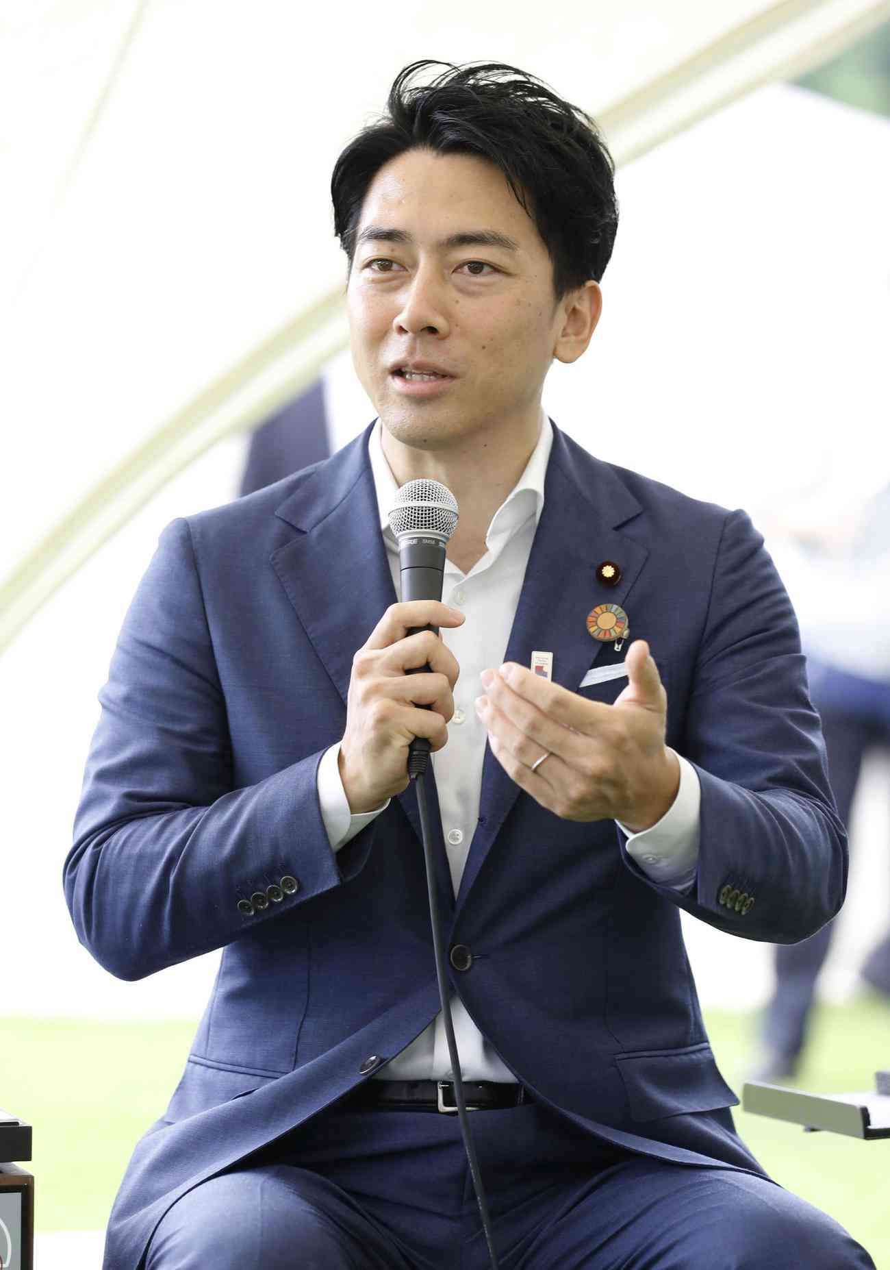 小泉進次郎氏、柴咲コウ　国立公園でリモート勤務を