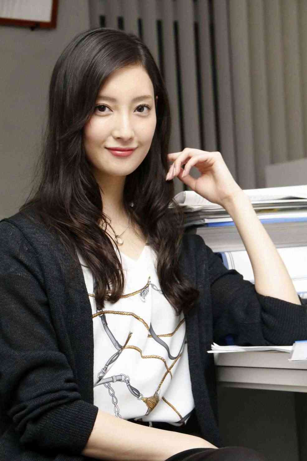 菜々緒、“最強パーマ”に衝撃イメチェンで反響続々！「きれいすぎ」