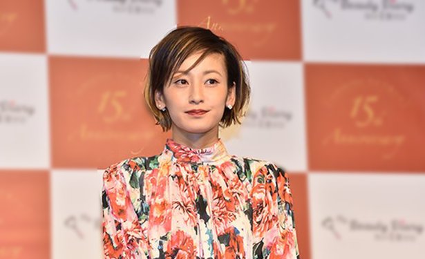 西山茉希、美背中“完全開放”の大胆SHOTにファン衝撃「後ろ姿めっちゃ綺麗」「美しいライン！」