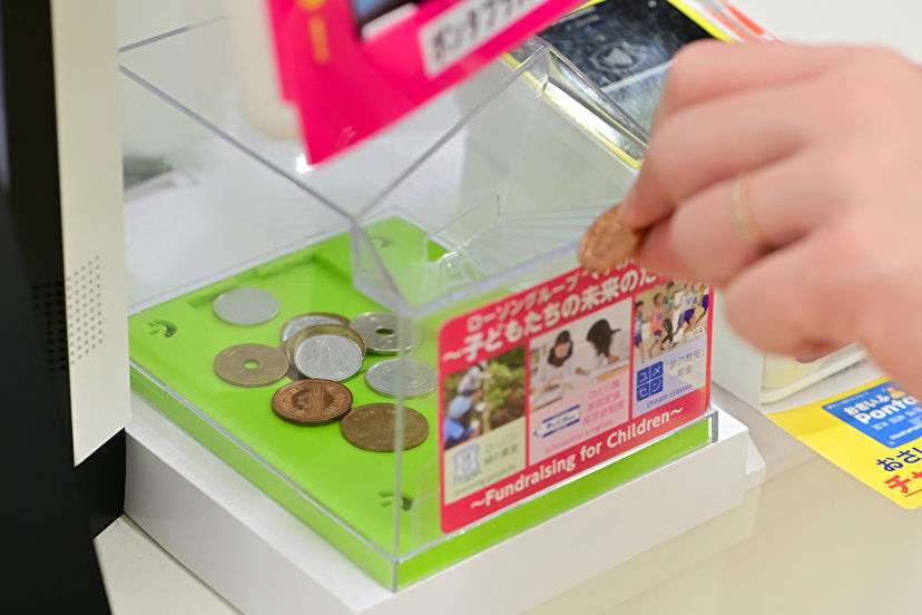 レジ横の小さな箱に年間10億円以上――チリも積もれば山となる、コンビニ募金の実態 - Yahoo!ニュース