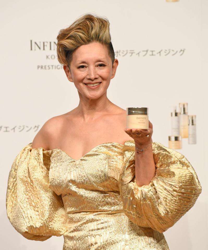 夏木マリ「歳を重ねることをポジティブに…」変わらぬボディ、ゴールドドレスで登場