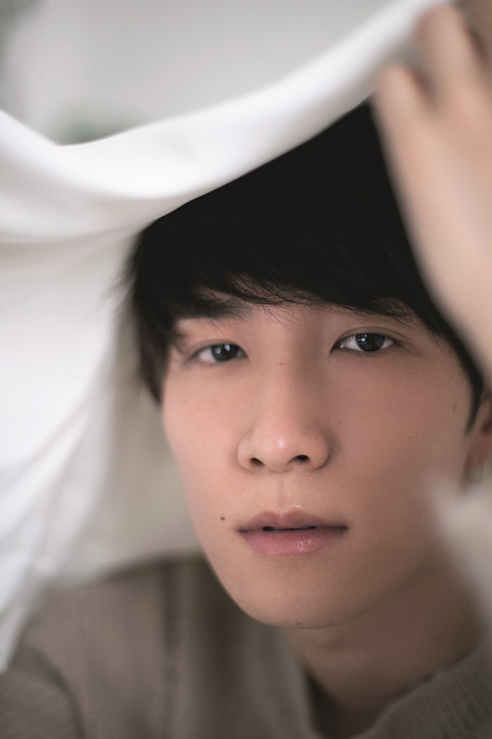 Snow Man渡辺翔太、触れたくなる“接近美肌”ショット 目標は「Mattくんと美容の対談」 - モデルプレス