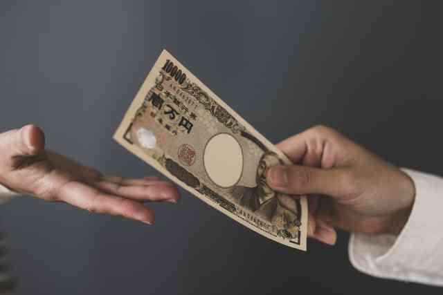 携帯代も保険料も親に出してもらっている26歳　「これからは自分のお金で生きていけ」と親に言われて逆ギレ