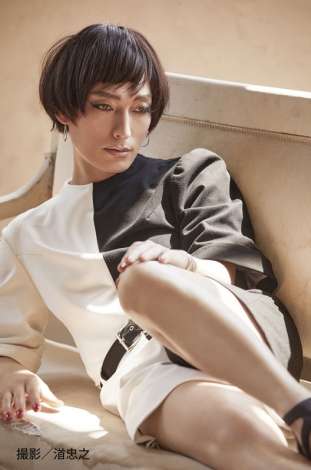 草なぎ剛、『週刊文春』巻頭グラビアに登場 主演作で演じた“美女”として…