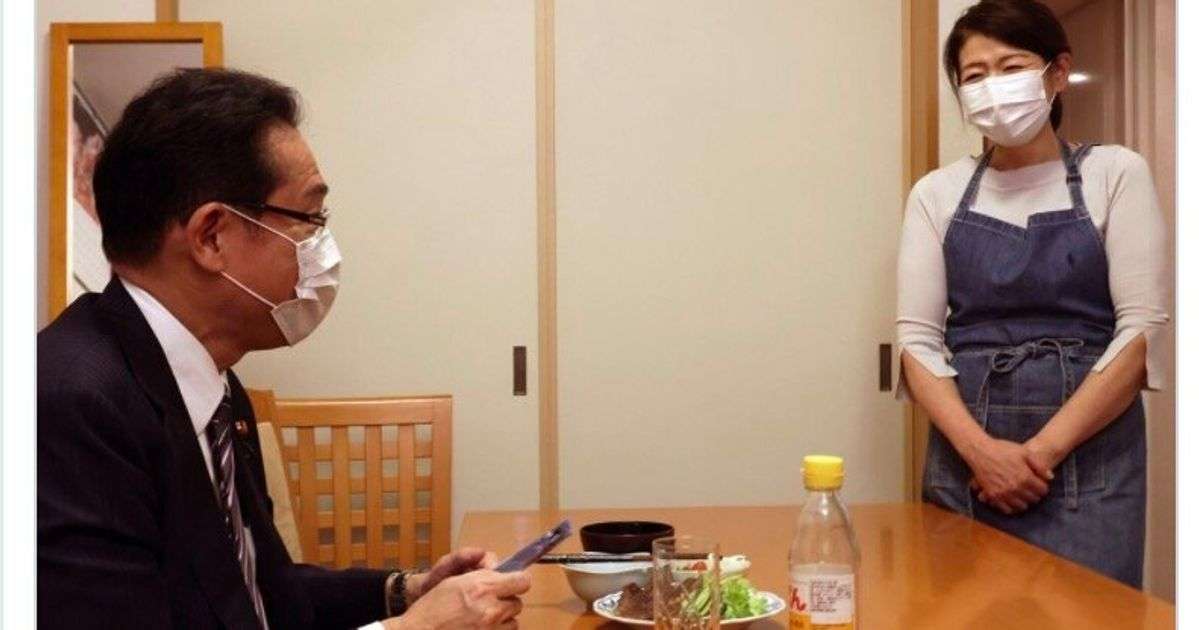 「すごく昭和感」 岸田文雄氏が投稿した夫婦写真への強烈な違和感、理由を考えてみた | ハフポスト