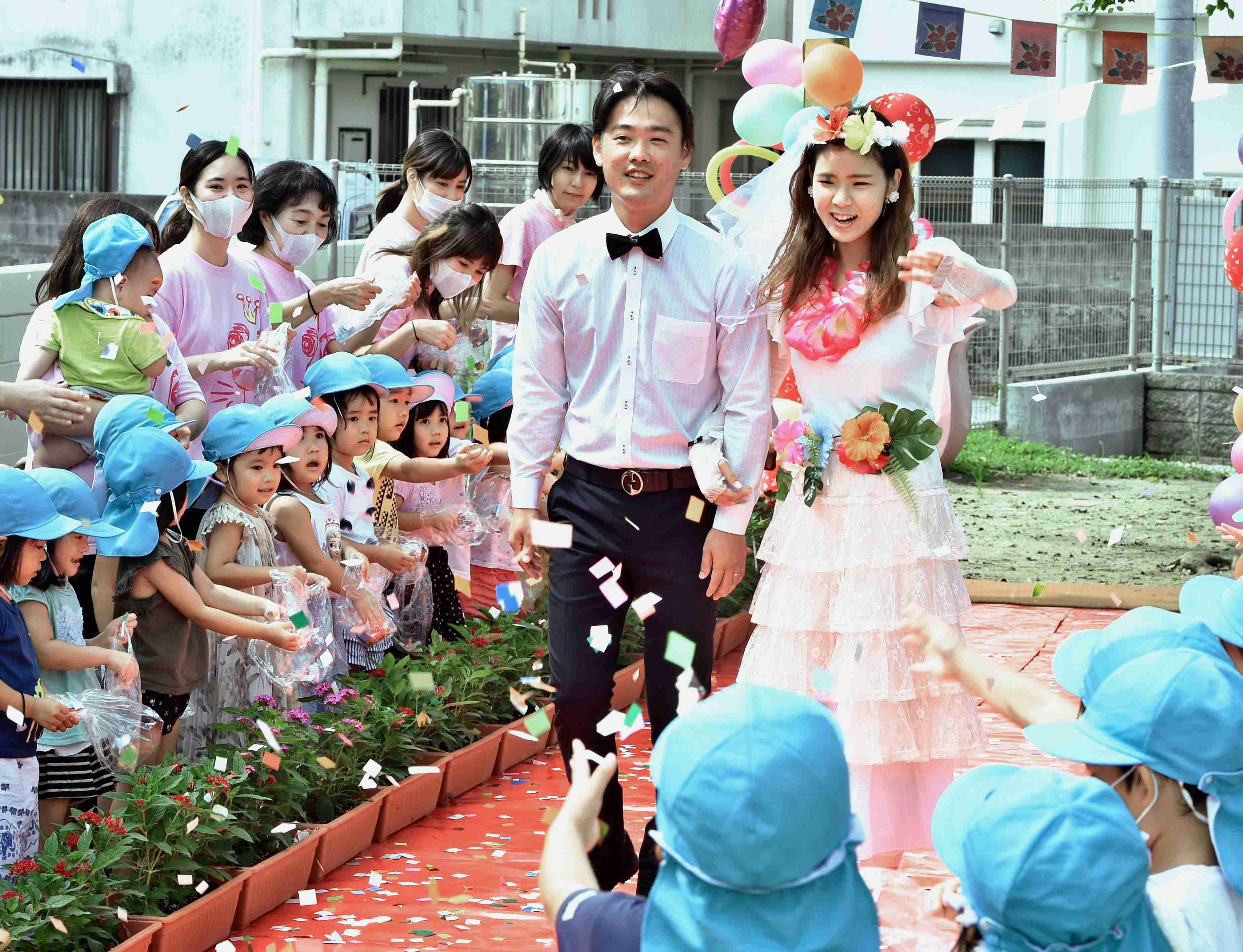 「先生お幸せに」指輪は折り紙、ブーケは風船　コロナで延期の結婚式　園児が手作り | 沖縄タイムス＋プラス　ニュース | 沖縄タイムス＋プラス