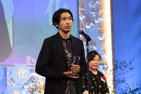 柄本佑“裸一貫”で熱演した主演ドラマで演技賞選出「この重さに恥じないように精進」 | ORICON NEWS