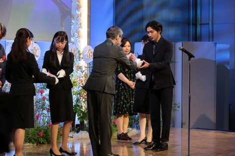 柄本佑 “裸一貫”で熱演した主演ドラマで演技賞選出「この重さに恥じないように精進」