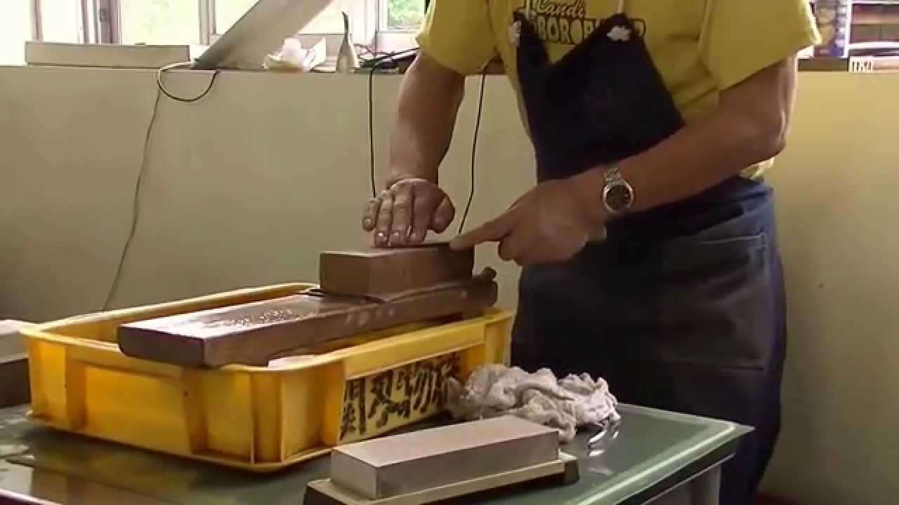 世界一の切れ味を誇る日本刀の流れをくむ日本伝統包丁の研ぎ方　The correct way of sharpening a knife - YouTube