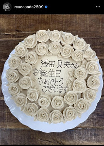 浅田真央さんが30歳バースデーを報告…両手に花束、ケーキに囲まれて笑顔