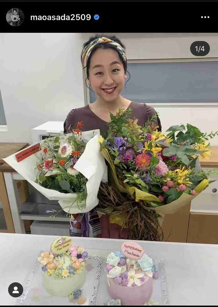 浅田真央さんが３０歳バースデーを報告…両手に花束、ケーキに囲まれて笑顔 : スポーツ報知