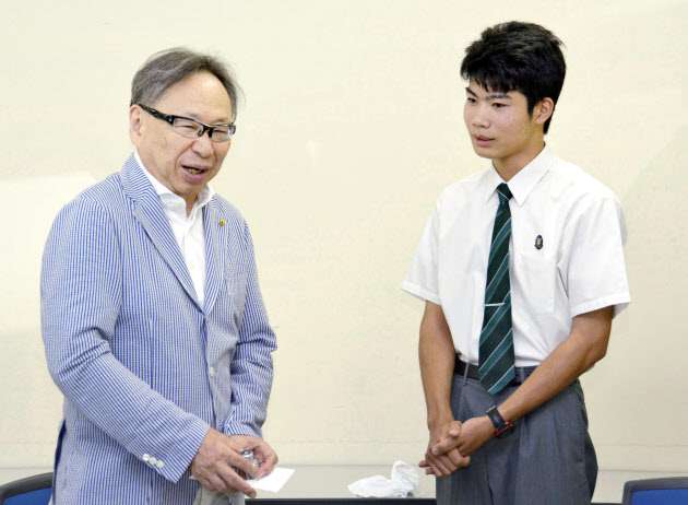 飛行機代6万円くれた恩人と再会　沖縄・那覇の高校生、返金し感謝 
